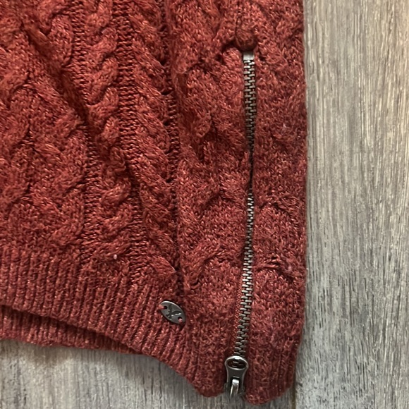 Rust AE Cable Knit - Size XL - Picture 2 of 4